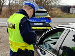 Policjanci prowadzą akcję „Łapki na kierownicę”.