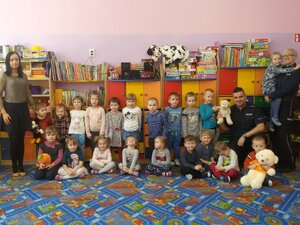 Zdjęcie grupowe z policjantką.