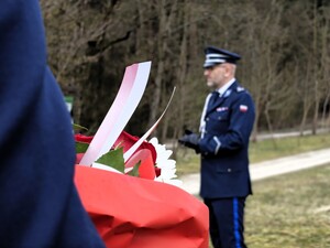 Łascy policjanci uczcili 86. rocznicę Zbrodni Katyńskiej.