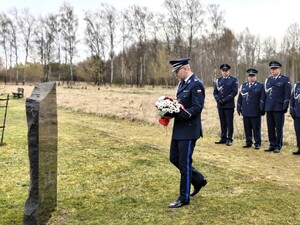 Łascy policjanci uczcili 86. rocznicę Zbrodni Katyńskiej.