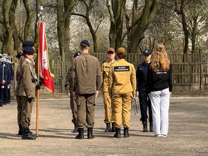 Pierwszoklasiści z Ostrowa złożyli uroczyste ślubowanie.