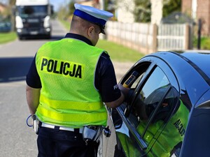 Policjant z urządzeniem do badania stanu trzeźwości.