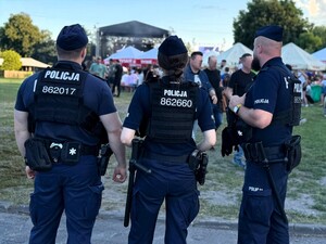 Policjanci dbali o bezpieczeństwo uczestników Jarmarku Łaskiego.