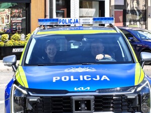 Policjanci dbali o bezpieczeństwo uczestników Jarmarku Łaskiego.