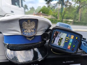 Na desce rozdzielczej samochodu leżą policyjne mierniki prędkości.