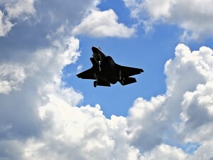 Policjanci zabezpieczali uroczystość przyjęcia samolotów F-35