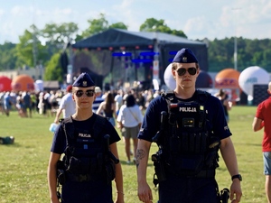 Policjanci czuwają nad bezpieczeństwem uczestników weekendowych wydarzeń.