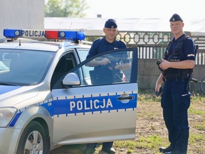Policjanci czuwają nad bezpieczeństwem uczestników weekendowych wydarzeń.