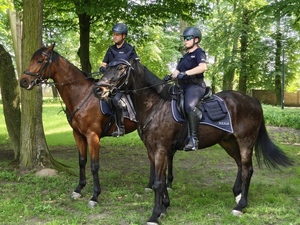 Policjanci czuwają nad bezpieczeństwem uczestników weekendowych wydarzeń.