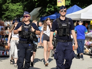 Policjanci czuwają nad bezpieczeństwem uczestników weekendowych wydarzeń.
