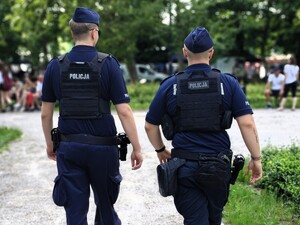 Policjanci czuwają nad bezpieczeństwem uczestników weekendowych wydarzeń.
