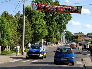 Policjanci czuwają nad bezpieczeństwem uczestników weekendowych wydarzeń.