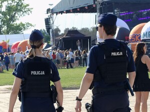 Policjanci czuwają nad bezpieczeństwem uczestników weekendowych wydarzeń.