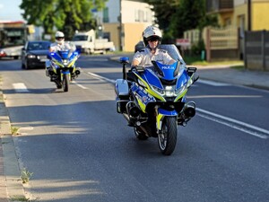 Policjanci czuwają nad bezpieczeństwem uczestników weekendowych wydarzeń.