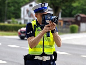 Policjant mierzy prędkość.