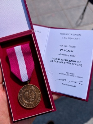 Łaski policjant odznaczony przez Prezydenta RP Brązowym Medalem za Długoletnią Służbę