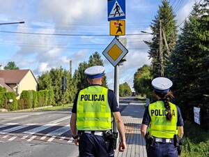 Policjanci sprawdzają drogę przy szkole.