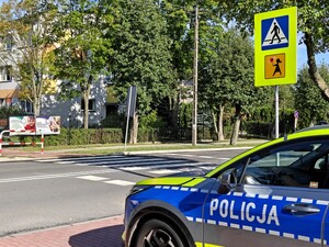 Policjanci sprawdzają drogę przy szkole.