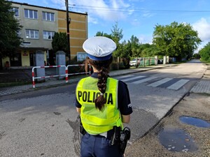 Policjanci sprawdzają drogę przy szkole.
