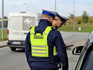 Policjanci prowadzą akcję profilaktyczną.