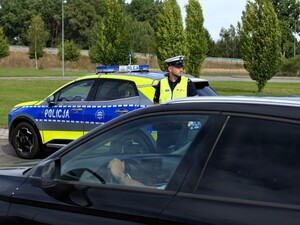 Policjanci prowadzą akcję profilaktyczną.