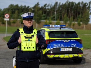 Policjanci prowadzą akcję profilaktyczną.
