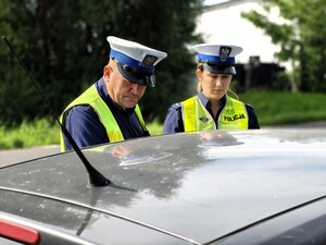 Policjanci prowadzą akcję profilaktyczną.