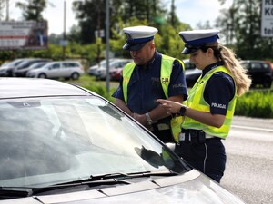 Policjanci prowadzą akcję profilaktyczną.