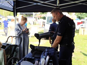 Policjanci na dożynkach w Widawie.