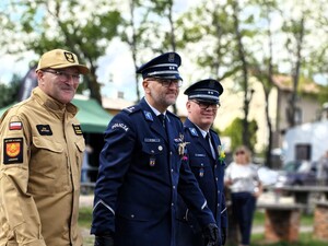 Policjanci na dożynkach w Widawie.
