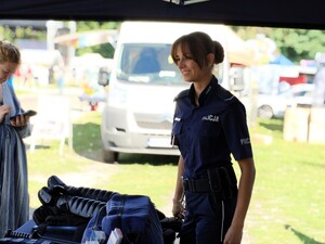 Policjantka na stoisku profilaktycznym.