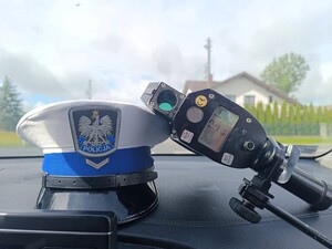 Policyjna czapka oraz miernik prędkości.