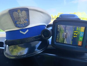 Policyjna czapka oraz miernik prędkości.