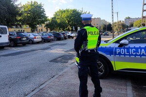 Policjanci patrolują rejon szkół.