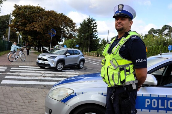 Policjanci patrolują rejon szkół.