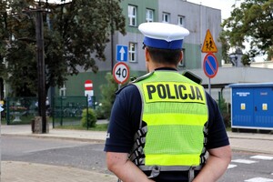 Policjanci patrolują rejon szkół.