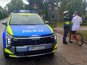 Policjanci rozdają kaski.