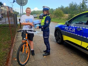 Policjanci rozdają kaski.