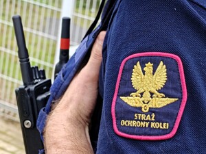 Policjant patroluje rejon dworca razem ze strażnikiem.