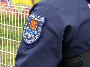 Policjant patroluje rejon dworca razem ze strażnikiem.