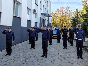 Łascy policjanci oddają hołd podkomisarzowi Natanowi Sieroniowi.