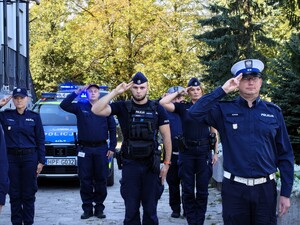Łascy policjanci oddają hołd podkomisarzowi Natanowi Sieroniowi.