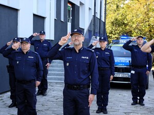 Łascy policjanci oddają hołd podkomisarzowi Natanowi Sieroniowi.