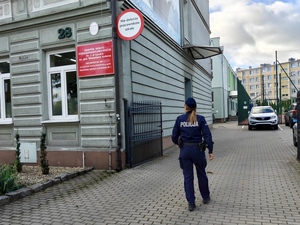 Policjantka patroluje teren szkoły.
