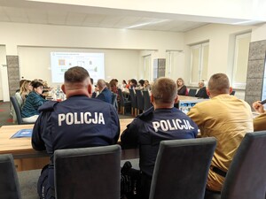 Policjanci i strażacy spotkali się z dyrektorami placówek oświatowych.