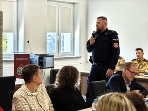 Policjanci i strażacy spotkali się z dyrektorami placówek oświatowych.