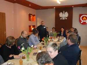 Dzielnicowy opowiada o bezpieczeństwie w sołectiwie.