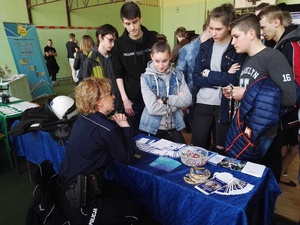 Policjantka opowiada o służbie w policji grupie młodych osób.