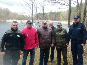 Wspólne zdjęcie dzielnicowych ze Strażą Rybacką i wędkarzami.