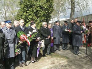 Oddają hołd Ofiarom Zbrodni Katyńskiej.